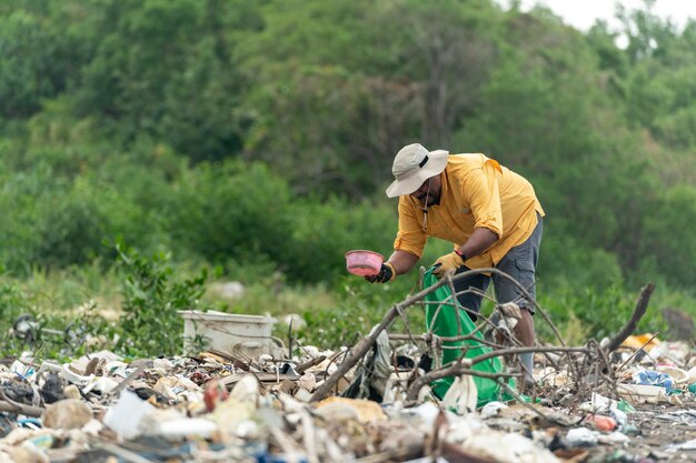 Latijns-man raapt 's ochtends plastic afval op op het strand Panama Midden-Amerika