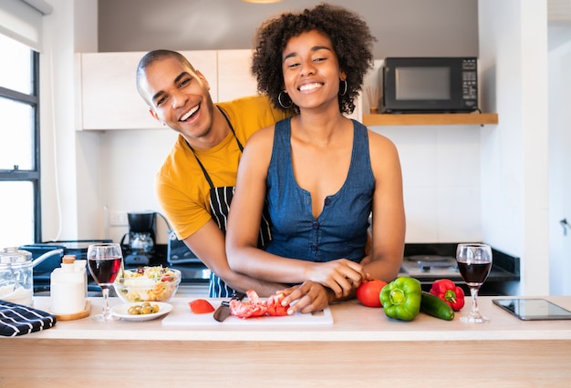 Latijns-paar koken samen in de keuken.