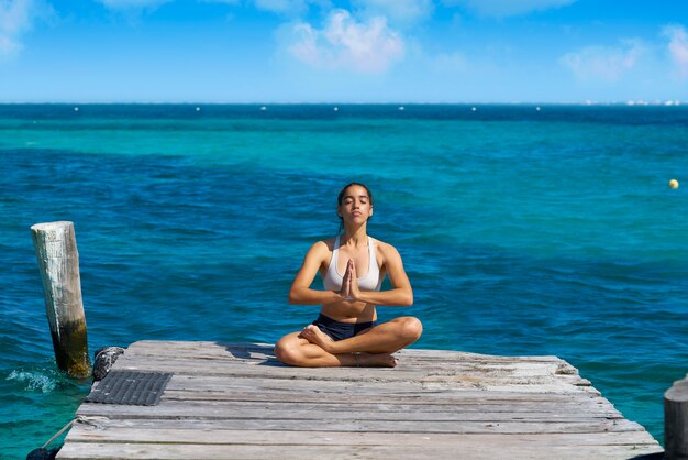 Latijns-vrouw yoga ontspannen in het Caribisch gebied