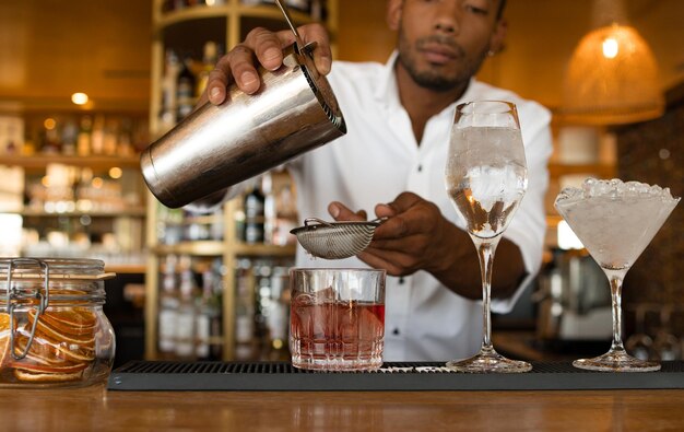 Latijnse barman die cocktails maakt