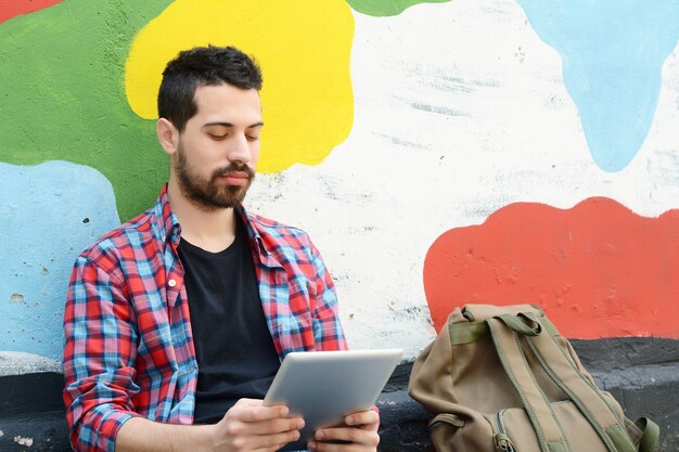 Latijnse jonge man met behulp van Tablet PC