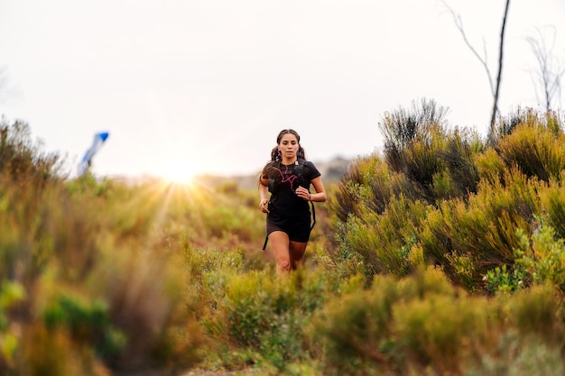 Latijnse jonge vrouw die trailrunning doet