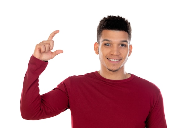 Latijnse kerel met kort afrohaar dat op witte muur wordt geïsoleerd