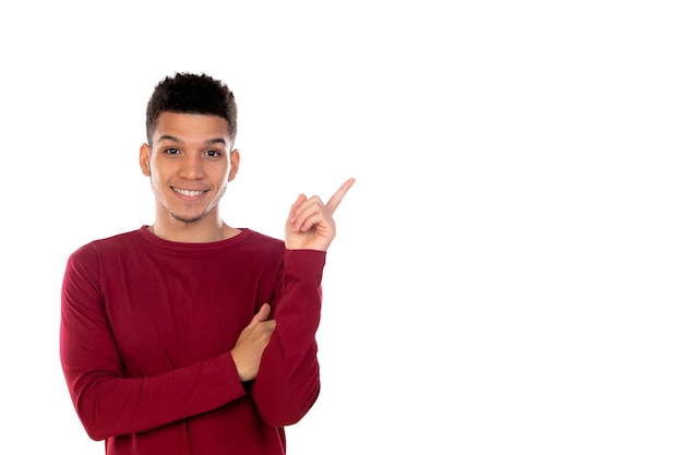 Latijnse kerel met kort afrohaar dat op witte muur wordt geïsoleerd