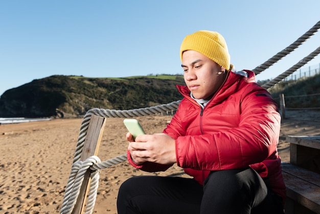 Latijnse man aan het chatten op de telefoon