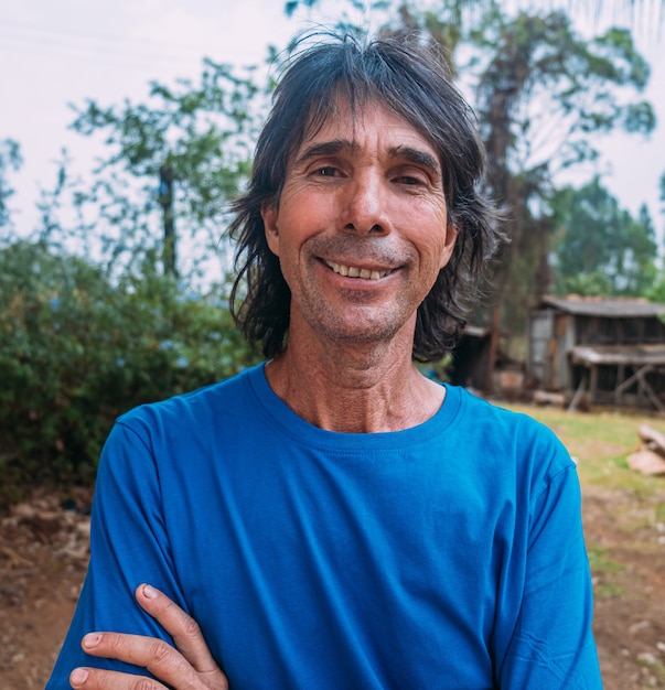 Latijnse man van inheemse afkomst op zijn boerderij. Braziliaanse boer.