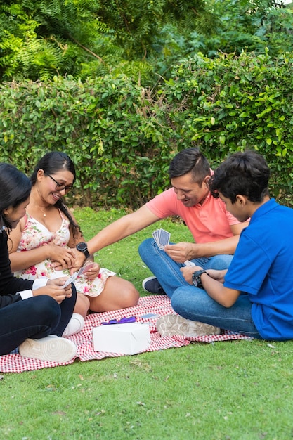 Latijnse vader brengt een dag buiten door met een picknick