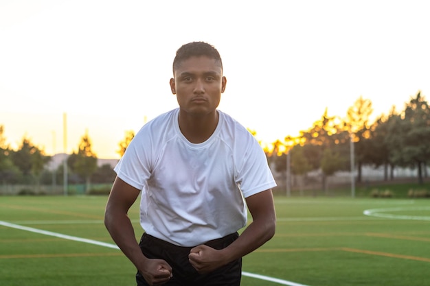 Latijnse voetballer die een doel viert Concept van een speler die een doel in voetbalwedstrijd viert