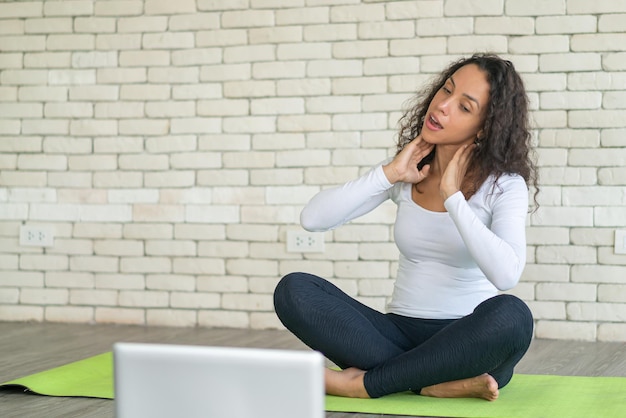 Latijnse vrouw die online yoga geeft