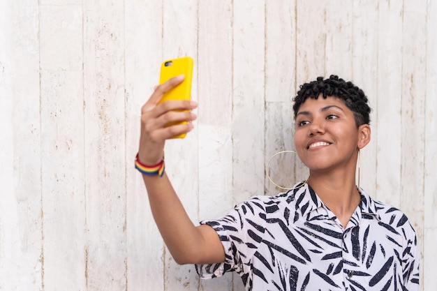 Latijnse vrouw die selfie neemt op zonnige dag
