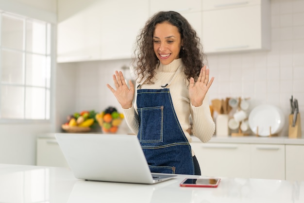 Latijnse vrouw die video opneemt en kookt in de keuken om te delen op blog