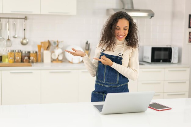 Latijnse vrouw die video opneemt en kookt in de keuken om te delen op blog