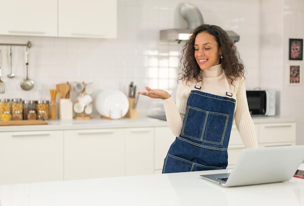 Latijnse vrouw die video opneemt en kookt in de keuken om te delen op blog