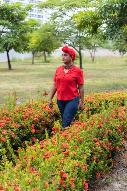 Latijnse vrouw geniet van een wandeling in de natuur