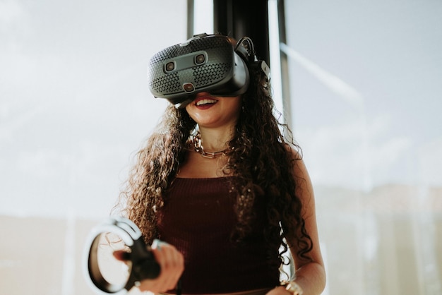 Latijnse vrouw met virtual reality-bril. Toekomstig technologieconcept.