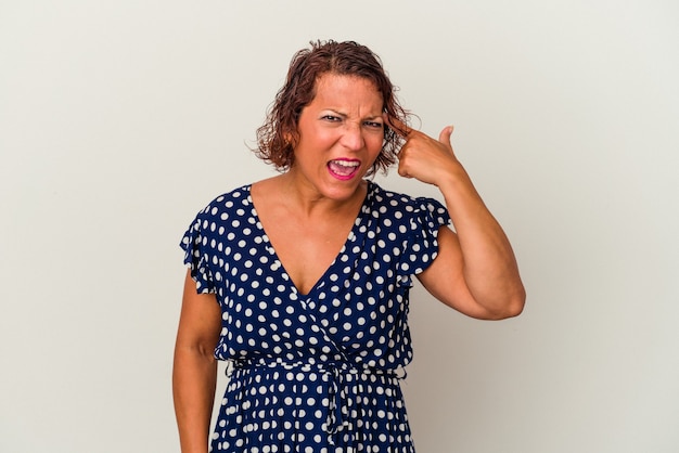 Latijnse vrouw van middelbare leeftijd geïsoleerd op een witte achtergrond met een gebaar van teleurstelling met wijsvinger.