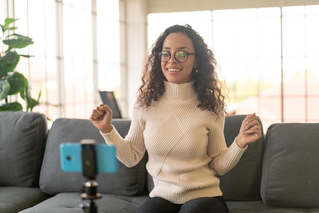 Latijnse vrouwenbeïnvloeder die video opneemt en met camera praat voor blog