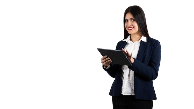 Latijnse zakenvrouw die lacht met een tablet in haar hand op witte achtergrond