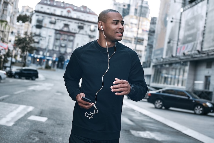 Photo latin american athlete running in city at morning