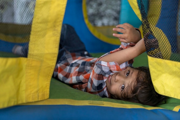 弾む城で楽しむラテンアメリカの少年