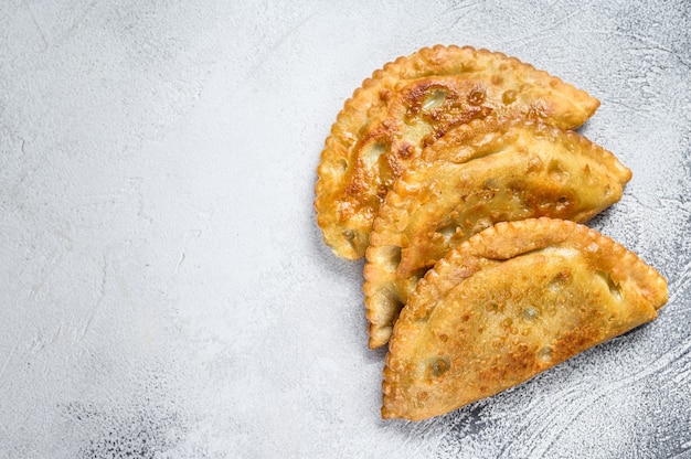 Foto empanadas fritte latinoamericane con pasta salata