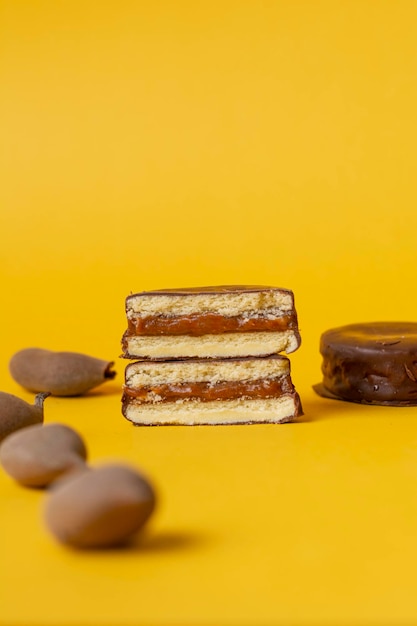 Foto dessert dolce latinoamericano chiamato alfajor di amido di mais di diversi sapori e sfondo colorato