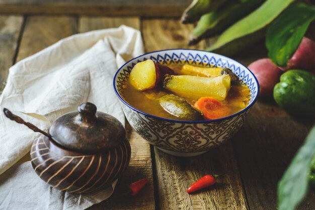 Zuppa di verdure latinoamericana con ingredienti carota, chayote, patata dolce, pepe verde banana