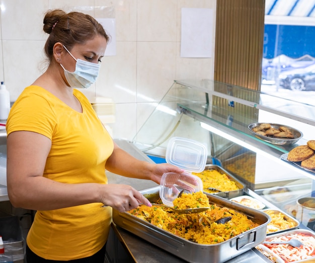 Фото Латиноамериканская женщина, обслуживающая фаст-фуд в магазине