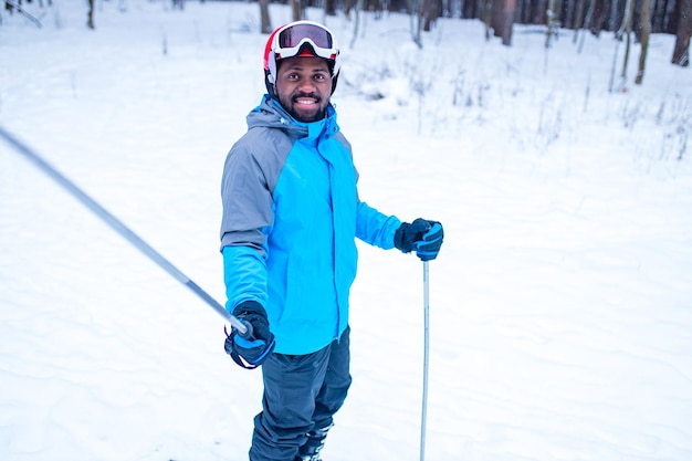새해 휴일 크리스마스에 라틴 아메리카 젊은 스키어 남자 숲 겨울 날