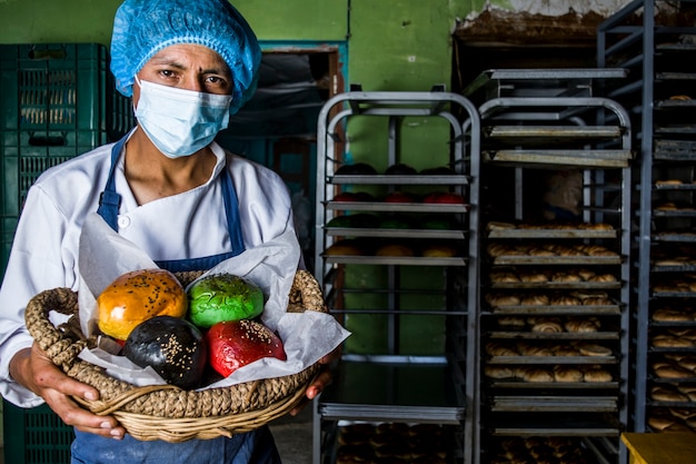 写真 生地を準備し、色付きのブリオッシュパンとクッキーを焼くラテンのパン屋