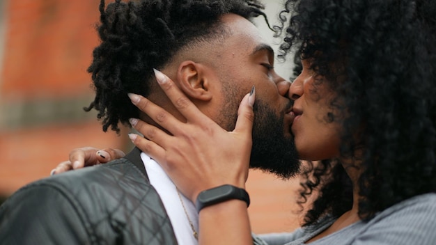 Photo a latin black couple kissing each other boyfriend and girlfriend kiss