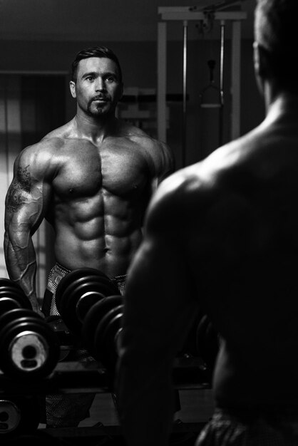 Latin Bodybuilder Traint Biceps Halter Concentratie Krullen