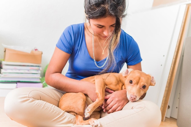 Foto latino boliviano giovane studentessa indipendente casa mobile appartamento per l'università con animale domestico