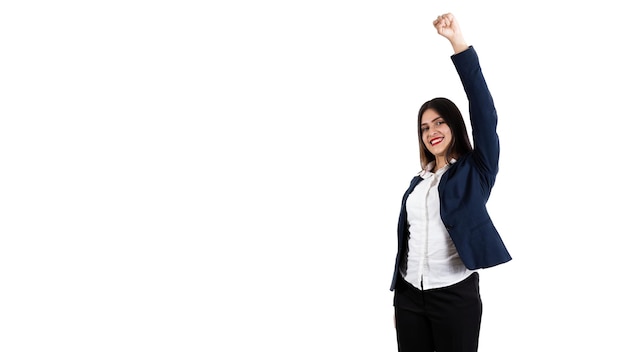 白い背景に笑みを浮かべて手を上げるラテン ビジネス女性