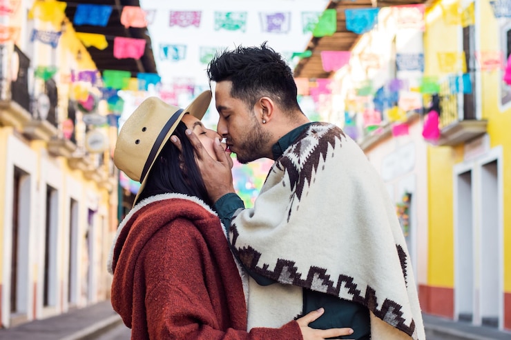 Photo latin couple kissing each other in mexican street