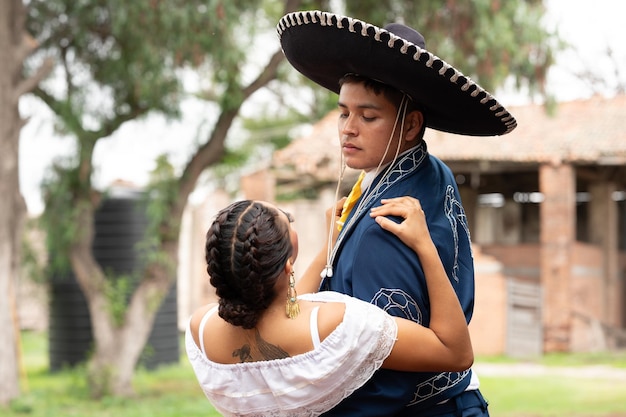 写真 グアダラハラ ハリスコ州メキシコ ラテンアメリカの伝統的なメキシコの衣装を着たラテン系ダンサーのカップル