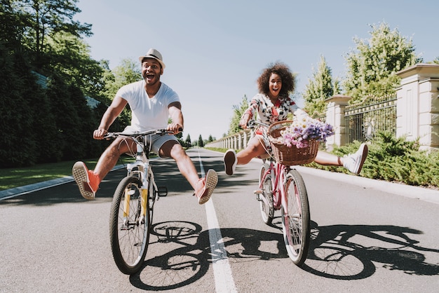 Фото Латинская пара на велосипеде романтическое свидание на дороге