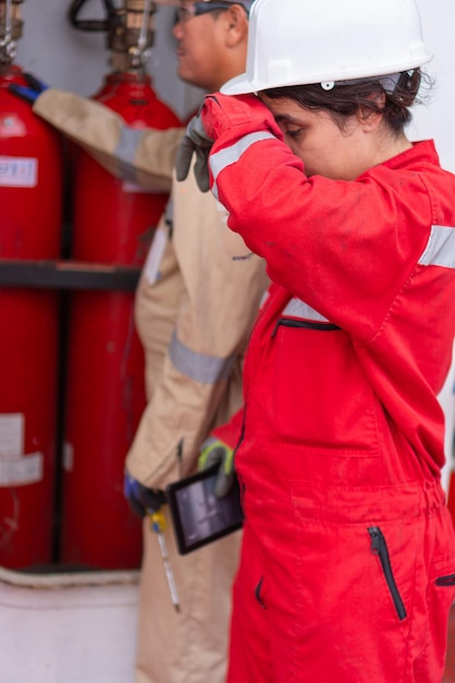 Photo latin engineer wiping sweat amidst work in industrial facility