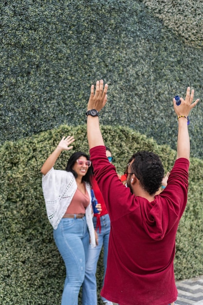 Foto amici latini che si salutano nell'incontro di strada