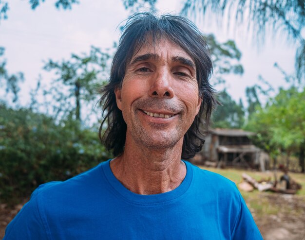 Photo latin man of indigenous descent on his farm. brazilian farmer.