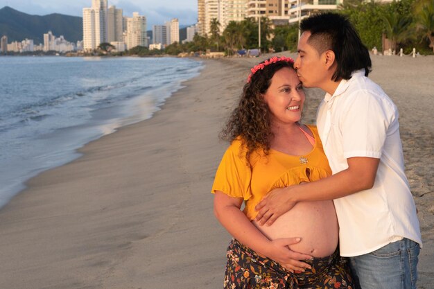 ラテン系男性が妊娠中の妻にキス