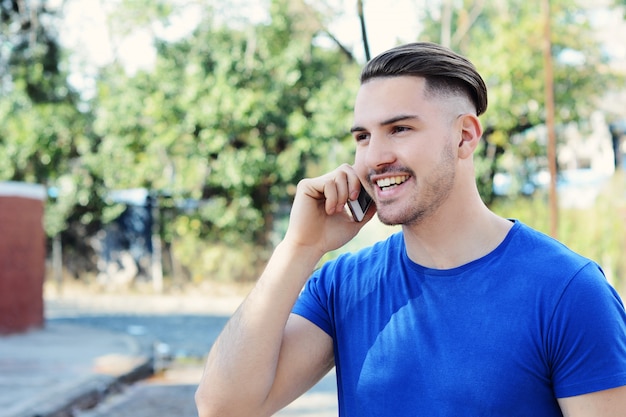 Photo latin man talking on the phone