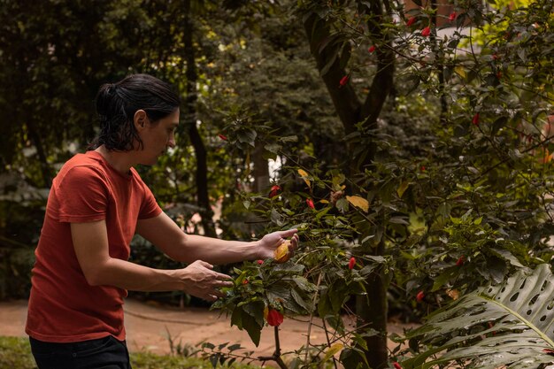 Foto uomini latini che guardano la natura e se ne prendono cura