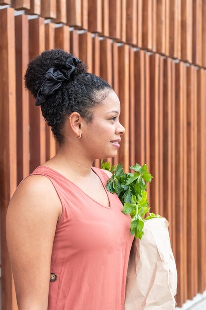 Foto donna latina che porta verdure fresche