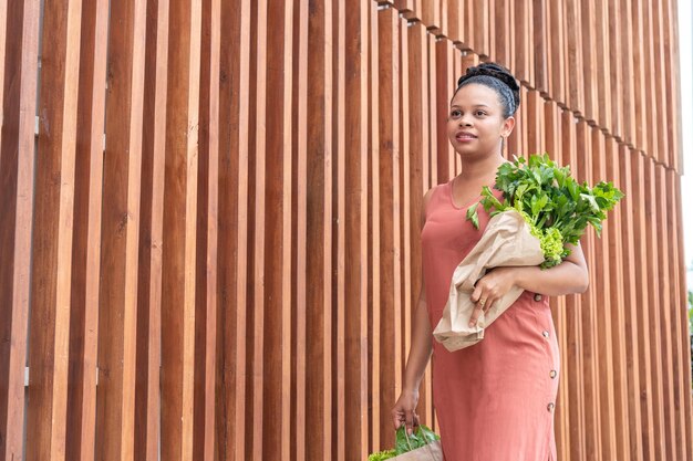 Photo latin woman contemplating with fresh produce