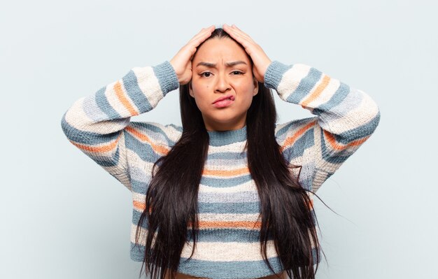 Donna latina che si sente frustrata e infastidita, malata e stanca di fallire