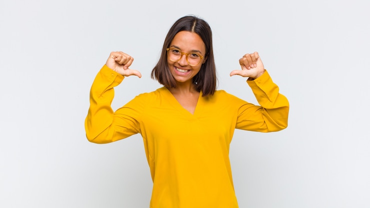 Photo latin woman feeling proud pointing to self