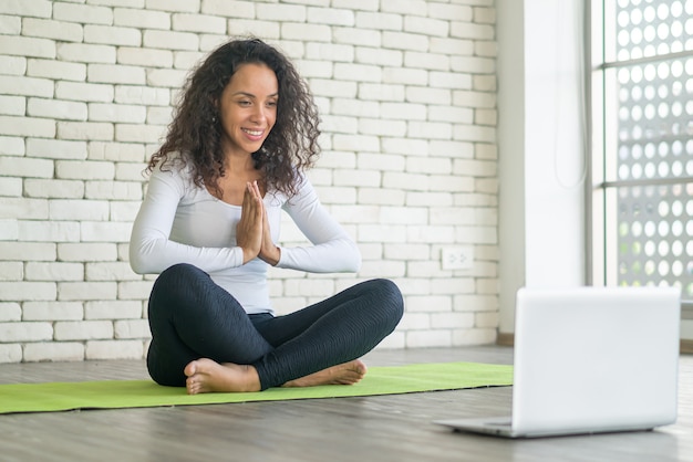 Photo latin woman influencer teaching yoga online