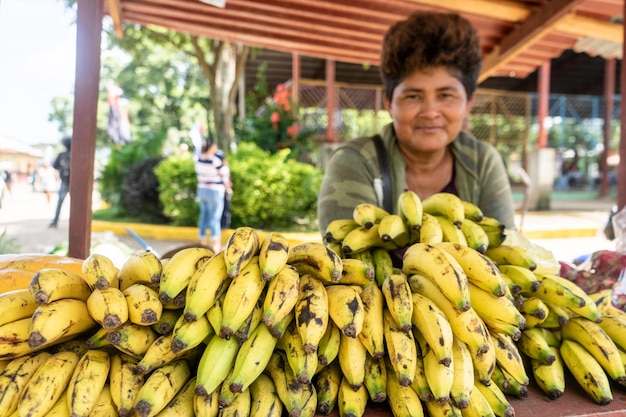 Латиноамериканка продает фрукты на улице Самозанятость в Центральной Америке