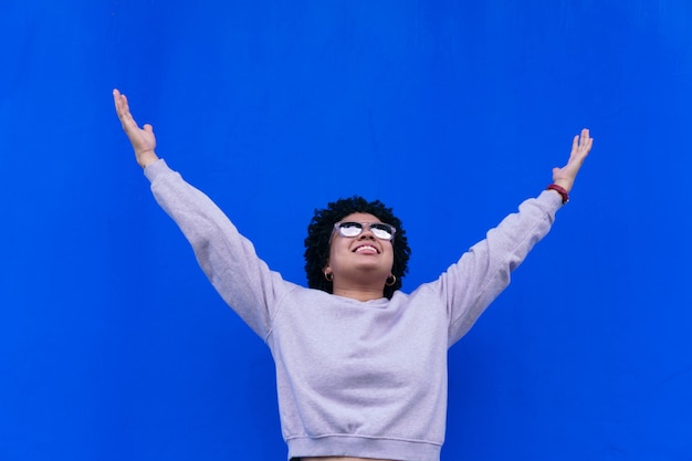 Photo latin woman in the street with hands apart having fun